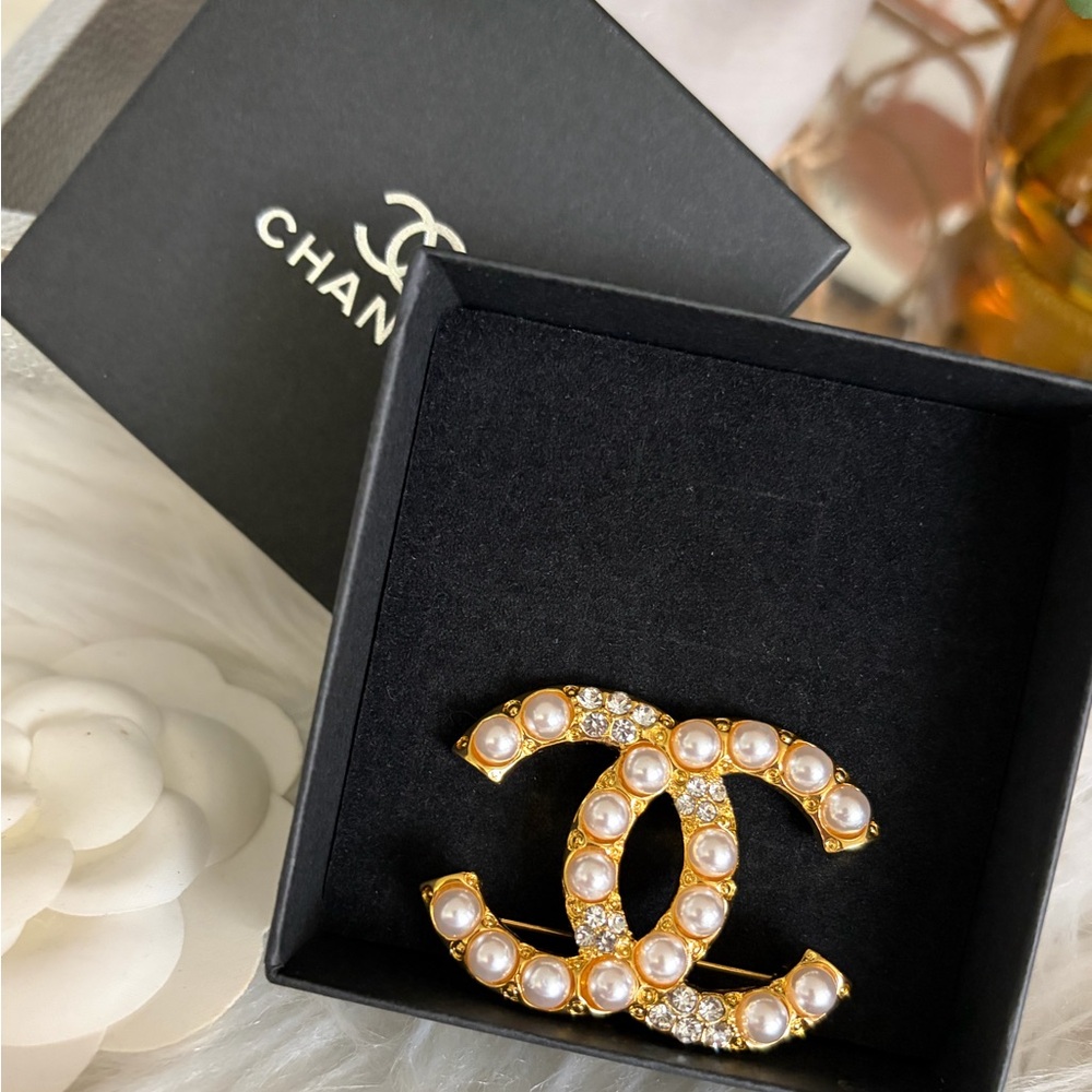CHANEL Gold and faux Pearl Brooch - Picture 6 of 7